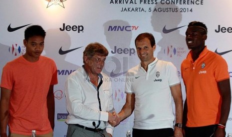 Kiper Timnas Indonesia Kurnia Meiga, Pelatih ISL Star Stefan Hansson, Pelatih Juventus Massimiliano Allegri, dan Pemain Juventus Paul Pogba saling berjabat tangan usai konferensi pers menjelang tur Juventus ke Asia-Pasific di Jakarta, Selasa (5/8).