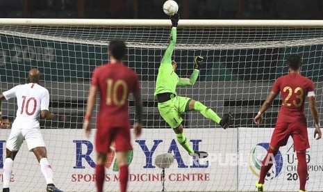 Kiper Timnas Indonesia Muhammad Ridho menepis bola pada laga International Friendly Match di Stadion Wibawa Mukti.