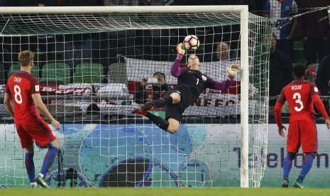 Kiper timnas Inggris, Joe Hart melakukan penyelamatan pada laga kualifikasi Piala Dunia 2018 lawan Slovenia, Rabu (12/10) dini hari WIB. Laga di stadion Stozice, Ljubljana, itu berakhir imbang tanpa gol.