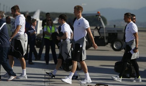 Kiper Timnas Inggris, Joe Hart (tengah), bersama rekan setimnya tiba di Rio de Janeiro, Brasil, Ahad (8/6). 