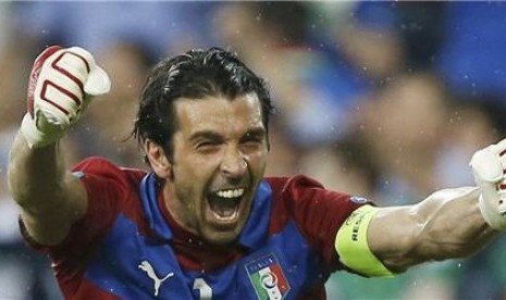  Kiper timnas Italia, Gianluigi Buffon, berteriak meluapkan kegembiraannya usai memastikan diri lolos ke babak perempat final dengan mengalahkan Republik Irlandia di laga terakhir Grup C Piala Eropa 2012 di Poznan, Polandia, pada Senin (18/6). 