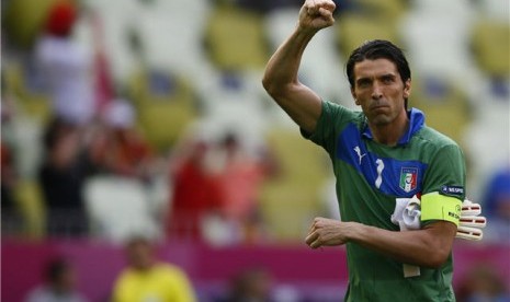 Kiper Timnas Italia, Gianluigi Buffon, melambaikan salam kepal kepada suporter setelah Italia berhasil menahan imbang Spanyol 1-1 di laga Grup C Piala Eropa 2012 di Gdansk, Polandia, Ahad (10/6). 