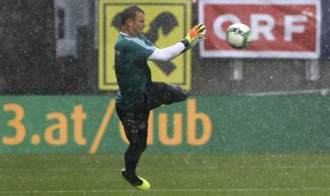 Kiper timnas Jerman, Manuel Neuer, menangkap bol sambil menjatuhkan badan saat sesi pemanasan jelang laga internasional lawan Austria di Klagenfurt, Austria, Sabtu (2/6). 