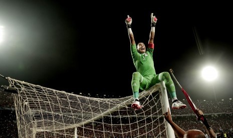 Kiper Timnas Mesir, Essam El Hadary, meluapkan kegembiraannya usai timnya memastikan diri lolos ke putaran utama Piala Dunia 2018 setelah mengalahkan Kongo di laga kualifikasi Grup E di Stadion El Arab, Alexandria, Mesir, Ahad (8/10). 