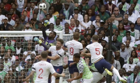 Kiper Timnas Nigeria, Francis Uzoho (kiri atas), menyelamatkan bola dari tandukan pemain Inggris, Harry Kane (tengah), dalam laga internasional di Stadion Wembley, London, Inggris, Sabtu (2/6). 