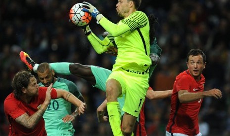 Kiper Timnas Norwegia, Rune Jarstein, terlibat duel udara dengan pemain Portugal, Ricardo Quaresma (dua Kiri), dalam laga internasional di Stadion Dragao, Porto, pada 29 Mei 2016. 