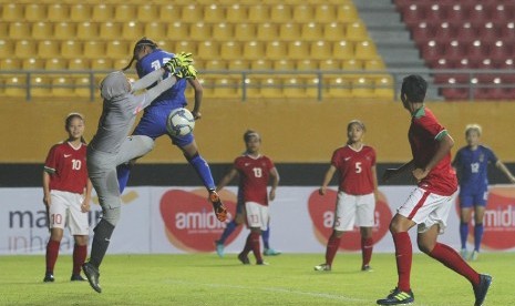 Kiper timnas putri Indonesia Vera Lestari (kedua kiri) berebut bola dengan pesepak bola putri Thailand Taneekarn Dangda saat pertandingan persahabatan di stadion Gelora Sriwijaya Jakabaring (GSJ), Palembang, Sumatra Selatan, Ahad (27/5). 