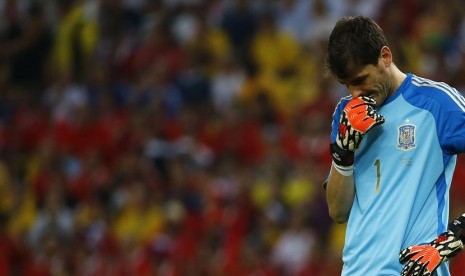 Kiper Timnas Spanyol, Iker Casillas, tertunduk lesu saat menghadapi Cile di laga Grup B Piala Dunia 2014 di Stadion Maracana, Rio de Janeiro, Rabu (18/6). 