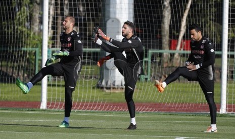 Kiper timnas Tunisia Farouk Ben Mustapha, Mouez Hassen, dan Aymen Mathlouthi (dari kiri ke kanan). 