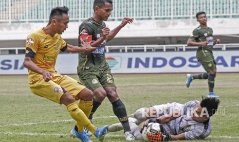 Kiper Tira Persikabo Angga Saputro (kanan) menangkap tendangan pesepak bola Semen Padang Dedi Hartono (kiri) pada lanjutan Liga 1 2019 di Stadion Pakansari, Cibinong, Bogor, Jawa Barat, Jumat (27/9/2019).