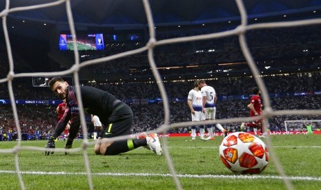 Kiper Tottenham Hotspur, Hugo Lloris melihat bola masuk ke gawangnya pada laga final Liga Champions 2019.