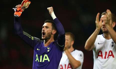 Kiper Tottenham Hotspur Hugo Lloris merayakan kemenangan 3-0 atas Manchester United, di Old Trafford, Selasa (28/8) dinihari WIB.