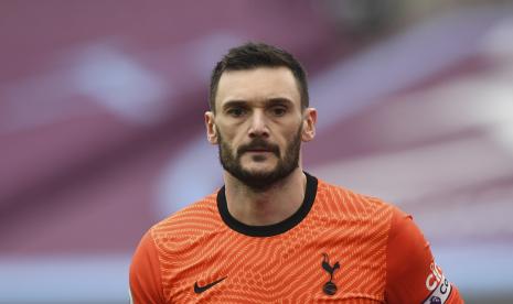  Kiper Tottenham Hugo Lloris bereaksi setelah pemain West Ham Michail Antonio mencetak gol pembuka timnya selama pertandingan sepak bola Liga Premier Inggris antara West Ham United dan Tottenham di Stadion London di London, Ahad, 21 Februari 2021