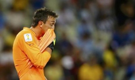 Kiper Uruguay, Fernando Muslera tertunduk lesu ketika timnya kalah 1-3 dari Kosta Rika