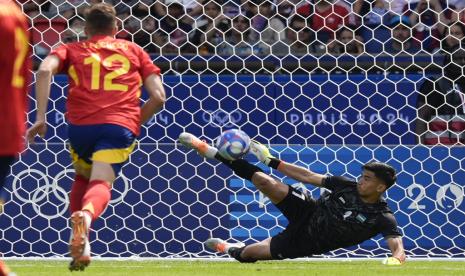 Kiper Uzbekistan Abduvohid Nematov menggagalkan penalti Sergio Gomez dalam pertandingan sepak bola putra Grup C Olimpiade Paris 2024 melawan Spanyol di Parc des Princes Paris, Rabu, 24 Juli 2024, di Paris, Prancis.