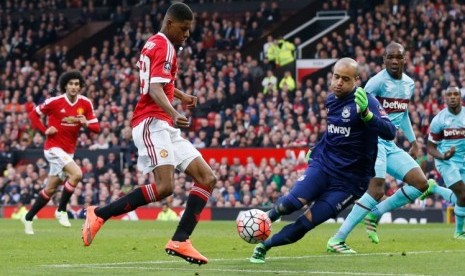 Kiper West Ham United Darren Randolph menyelamatkan percobaan striker Manchester United Marcus Rashford.