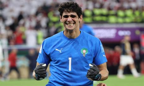  Kiper Yassine Bounou dari Maroko bereaksi setelah pertandingan sepak bola perempat final Piala Dunia FIFA 2022 antara Maroko dan Portugal di Stadion Al Thumama di Doha, Qatar, 10 Desember 2022. 