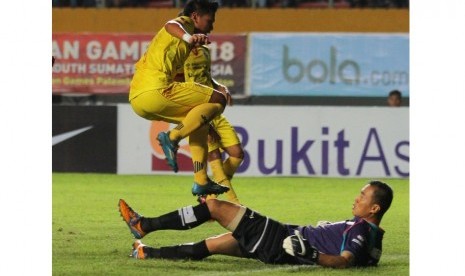 Kiper Yoo Jae-hoon berusaha menahan serangan pemain Sriwijaya FC