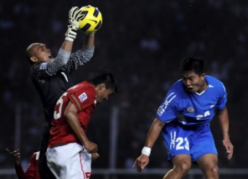 Kiper Timnas Indonesia, Markus Haris Maulana (kiri)