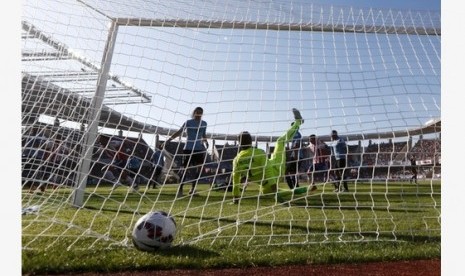 Kipr Uruguay Fernando Muslera gagal mencegah tandukan pemain Paraguay Lucas Barrios dalam laga Grup B Copa America 2015.