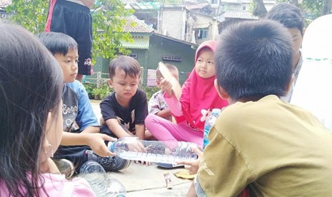 Kiprah mahasiswa IPB melakukan pendidikan karakter di daerah bantaran Sungai Cibalok,  Bogor.