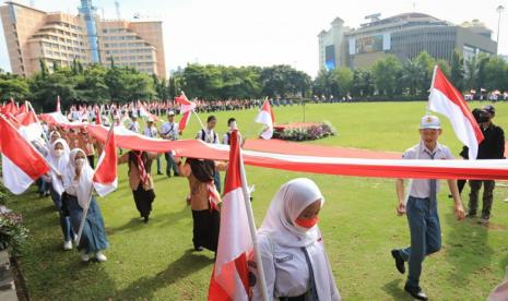  Kirab bendera Merah Putih sepanjang 1.001 meter dalam memeriahkan peringatan Hari pahlawan yang dipusatkan di lapangan Pancasila, Simpanglima, Kota Semarang, Jawa Tengah, Kamis (10/11).