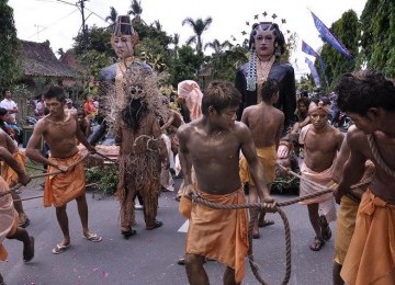 KIRAB BOROBUDUR BANGKIT. Sejumlah seniman menarik patung Loro Blonyo raksasa saat kirab budaya Borobudur Bangkit Bersama di kawasan Borobudur, Magelang, Jateng, Minggu (17/4). Kirab budaya yang dimeriahkan puluhan kesenian tradisional tersebut sebagai upay