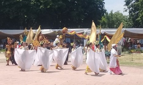 Kirab delegasi dari berbagai keraton di Nusantara dalam rangka Festival Keraton Nusantara XI, Sabty (16/9)