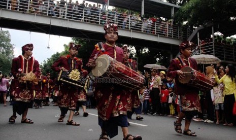   Kirab Pergelaran Agung Keraton Sedunia (World Heritage Festival) di Jalan Medan merdeka Barat, Jakarta, Ahad (8/12). (Republika/Yasin Habibi)