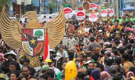 Kirab peserta membawa takir atau wadah jenang pada acara festival di Ngarsopuro, Solo, Jawa Tengah