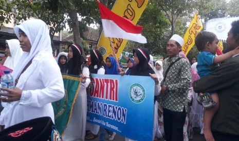 Kirab Santri Kota Denpasar tahun ini mengusung tema 'Spirit Santri Meneguhkan NKRI.' Sebanyak 16 ribu santri mengikuti kirab di Lapangan Puputan Margarana Niti Mandala Renon, Kota Denpasar, Senin (22/10) sore.