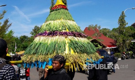 Kirab Sedekah Bumi juga pernah digelar di Alun-alun Indramayu.