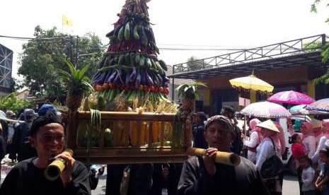 Kirab sedekah bumi mewarnai rangkaian HUT Kabupaten Indramayu ke-491 tahun, Kamis (4/10). Kirab diikuti oleh 31 kecamatan di Kabupaten Indramayu.