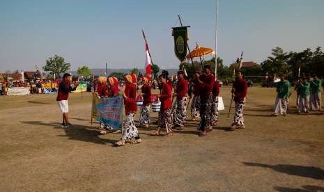 Kirab seni budaya menampilkan berbagai kesenian yang bernuansa budaya Jawa dan hasil bumi yang ada di Desa Sumbermulyo.