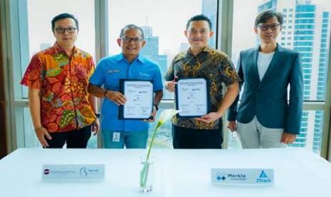 (kiri-kanan) Direktur Sales Berca Hardayaperkasa Jerfi Tan, Direktur Biznet Data Center Dondy Bappedyanto, Founder Merkle Innovation Ricky Utomo, dan Indonesia Country Manager ZStack International David Sugandi. Kerja sama strategis antara Biznet Data Center dan Merkle Innovation juga didukung oleh partner ekosistem Berca Hardayaperkasa dan ZStack International.