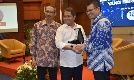 Kiri - kanan) Direktur Wholesale & International Service (WINS) Telkom Abdus Somad Arief, Menteri Komunikasi & Informatika RI Rudiantara, dan Ketua Umum Serikat Karyawan (Sekar) Telkom Asep Mulyana berfoto bersama saat acara Seminar Nasional Serikat Karyawan (Sekar) Telkom yang berjudul 