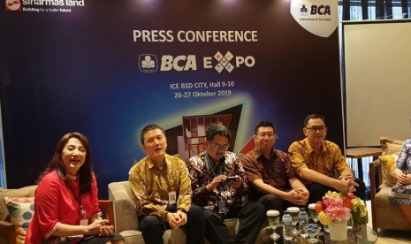 Kiri – Kanan: Felicia M Simon (Executive Vice President of Consumer Loan Division - BCA) bersama dengan Herry M Somantri (Deputy Director of KKB BCA), Antonius Widodo Muljono (Director of BCA Life), Antonius Tjhai (Marketing Director of BCA Insurance), Adhi Purnama (Marketing Director of BCA Multifinance) dan Djuili Alman (Business Unit Service Head Residential Sinar Mas Land) dalam acara Press Conference BCA Expo 2019. BCA bekerja sama dengan Sinar Mas Land dalam penyelenggaraan BCA Expo Jakarta 2019 yang berlangsung pada 26 – 27 Oktober 2019 di ICE BSD City. Dalam pameran ini Sinar Mas Land hadirkan produk properti pilihan dengan kemudahan transaksi serta bunga KPR spesial.