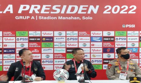 (Kiri-kanan) Ketua Umum PSSI, Mochamad Iriawan, Menpora Zainudin Amali, Kapolda Jateng Ahmad Luthfi dalam konferensi pers pembukaan Piala Presiden 2022 di Stadion Manahan, Solo, Sabtu (11/6/2022).