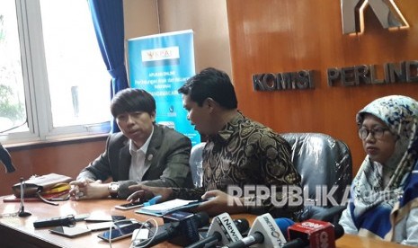 Kiri-Kanan: Kuasa Hukum Panitia FUI Henry Indraguna; Ketua KPAI Susanto; dan Wakil Ketua KPAI Rita Pranawati, memberikan penjelasan dalam konpers di KPAI Jakpus, Jumat (4/5).