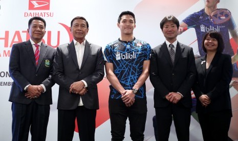 Kiri – kanan : Sekretaris Jenderal PP PBSI Achmad Budiharto, Ketua Umum PP PBSI Wiranto, Jonathan Christie, General Manager, Oversea Sales & Marketing Promotion Dept. D Brand Office Daihatsu Motor Co., LTD (DMC) – Ichiro Otaki, Director PT. Astra Daihatsu Motor – Amelia Tjandra.