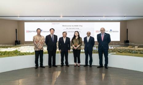 (Kiri- Kanan) Takuji Konzo (Chief Representative for Mitsubishi Indonesia), Joseph Ueda (COO Mitbana), Gan Kim Yong (Menteri Perdagangan dan Industri Singapura), Leah Widjaja (Vice Chairman Sinar Mas Land), Anil Kumar Nayar (Duta Besar Singapura untuk Indonesia) dan Pang Yee Ean (CEO [acting] Mitbana) dalam acara kunjungan kerja ke kawasan Transit-Oriented Development (TOD) di BSD City pada Selasa (31/5). Proyek tersebut dikembangkan oleh Sinar Mas Land dan Mitbana yang merupakan sebuah perusahaan patungan antara Surbana Jurong dan Mitsubishi Corporation.