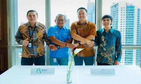 (kiri-kanan) VP Operations & Services Biznet Gio Yusuf Hadiwinata Sutandar, CEO Biznet Gio Dondy Bappedyanto, CEO Lyrid Inc. Handoyo Sutanto, dan Direktur Lyrid Caca Cahyadi. Kerja sama ini akan menghasilkan layanan infrastruktur cepat penyokong metode agile development.