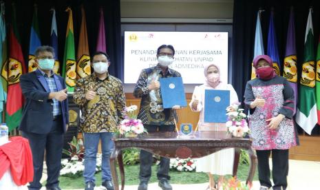 (Kiri-Kanan) Wakil Ketua MWA Unpad Prof. Dr. Arry Bainus, M.A., Direktur Enterprise & Business Service Telkom Edi Witjara, Direktur Utama Klinik Kesehatan Universitas Padjadjaran Prof. Dr. dr. Achmad Hussein Sundawa Kartamihardja, Sp.KN. MH.Kes, Direktur Utama AdMedika Dwi Sulistiani, dan Rektor Universitas Padjadjaran Prof. Dr. Rina Indiastuti usai penandatanganan Perjanjian Kerja Sama tentang Klinik Universitas Padjadjaran sebagai Jejaring AdMedika di Bandung, beberapa waktu yang lalu. 