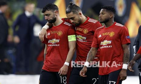 (Kiri ke kanan) Bruno Fernandes, Alex Telles dan Fred dari Manchester United bereaksi setelah kalah dalam pertandingan final UEFA Europa League antara Villarreal CF dan Manchester United di Gdansk, Polandia, Kamis (27/5) dini hari WIB.