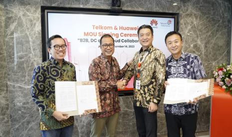 (kiri ke kanan) Direktur Digital Business Telkom, Muhamad Fajrin Rasyid; Direktur Strategic Portfolio Telkom, Budi Setyawan Wijaya; CEO Huawei Indonesia, Long; dan CEO of Carrier Network Business Group Huawei Indonesia, Steven Wang usai penandatanganan MoU kesepakatan kerja sama strategis dalam pembangunan layanan dan solusi B2B (Business-to-Business) antara Telkom dan Huawei Indonesia di Jakarta.