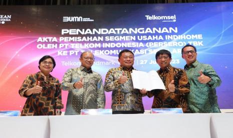 Kiri ke kanan) Direktur Enterprise & Business Service Telkom FM Venusiana R, Direktur Keuangan & Manajemen Risiko Telkom Heri Supriadi, Direktur Utama Telkom Ririek Adriansyah, Direktur Utama Telkomsel Hendri Mulya Syam, Direktur Sales Telkomsel Adiwinahyu Basuki Sigit dalam acara Penandatanganan Akta Pemisahan Segmen Usaha IndiHome oleh PT Telkom Indonesia (Persero) Tbk. ke PT Telekomunikasi Selular di Jakarta, Selasa (27/6/2023).