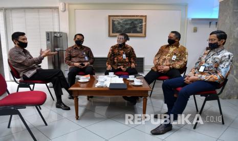 (kiri ke kanan) Dirut BNI Herry Sidharta, Dirjen Perbendaharaan Kemenkeu Andin Hadiyanto, Dirut BRI Sunarso, Dirut Bank Mandiri Royke Tumilaar dan Dirut BTN Pahala N Mansury berbincang sebelum dimulainya konferensi pers bersama Menkeu Sri Mulyani di Kantor Presiden, Jakarta, Rabu (24/6/2020). Pemerintah menempatkan dana sebesar Rp30 triliun pada Himpunan Bank Milik Negara (Himbara) dalam rangka mendorong percepatan pemulihan ekonomi nasional terutama untuk sektor riil.