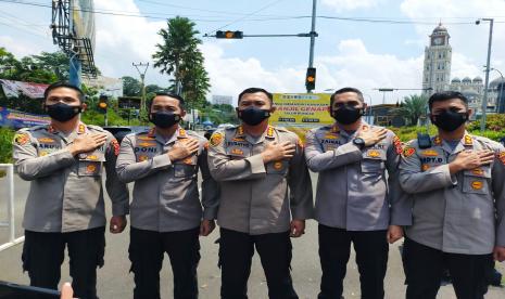 Kiri ke kanan, Kapolres Bogor AKBP Harun, Kapolres Cianjur AKBP Doni Hermawan, Kapolresta Bogor Kota Kombes Susatyo Purnomo Condro, Kapolres Sukabumi Kota AKBP Zaenal Abidin, dan Kapolres Sukabumi AKBP Dedy Darmawansyah usai menggelar rapat koordinasi rekayasa lalu lintas di Puncak saat Natal dan Tahun Baru (Nataru), Kamis (9/12).