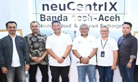 (Kiri ke Kanan) Ketua Pengurus Wilayah APJII Sumatra Utara-Aceh Ferdiansyah; Komisaris PT Acehlink Media Muhammad Rusdi; Direktur Wholesale & International Service Telkom Bogi Witjaksono; Direktur Network & IT Solution Telkom Herlan Wijanarko; General Manager Witel Aceh Teuku Fauzan; Direktur PT Acehlink Media Ikhsan saat peresmian neuCentrIX Banda Aceh, beberapa waktu lalu.