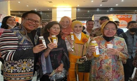 (Kiri ke kanan): Ketum IA ITB Gembong Primadjaja, Ketua MWA ITB Yani Panigoro, Dirut Pertamina Nicke Widyawati, Menteri Sosial RI Tri Rismaharini.  Belakang tengah: Kepala Lembaga Humas IA ITB Zaumi Sirad.